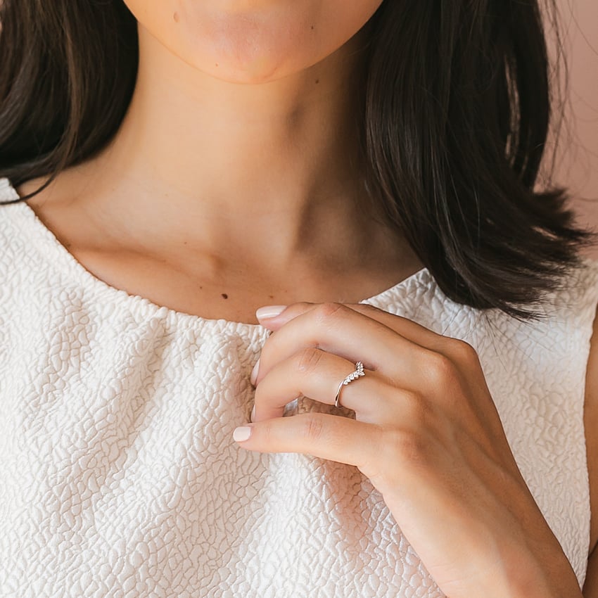 Sculpted V-Curve Moissanite Wedding Band